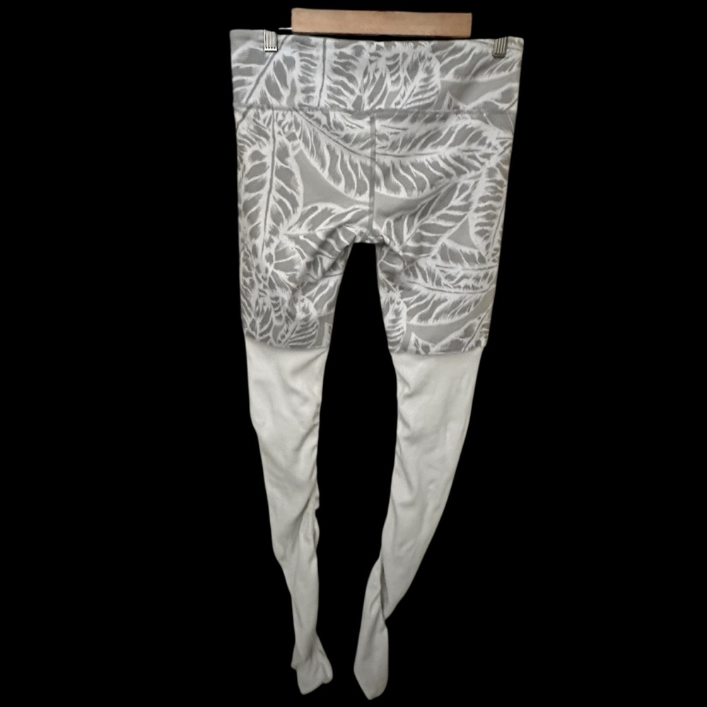 ALO Yoga Goddess Leggings Size Large Gray and White Palm Leaf Print and White - Picture 4 of 9